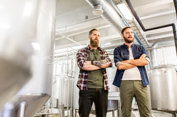 Bărbaţi fabrica de bere bere plantă oameni de afaceri fericit Imagine de stoc © dolgachov