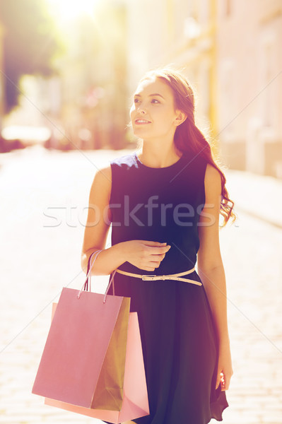 Gelukkig vrouw lopen stad verkoop Stockfoto © dolgachov