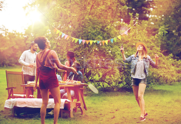 Boldog barátok játszik tollaslabda nyár kert Stock fotó © dolgachov
