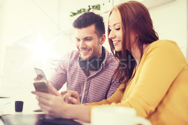 Stockfoto: Gelukkig · creatieve · team · smartphones · kantoor · business