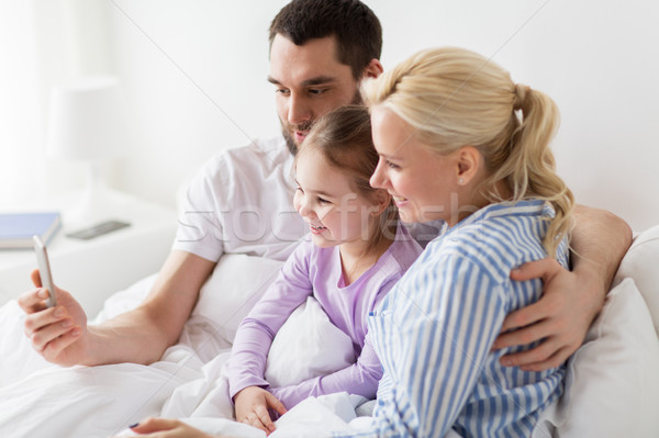 Stockfoto: Gelukkig · gezin · smartphone · home · mensen · familie