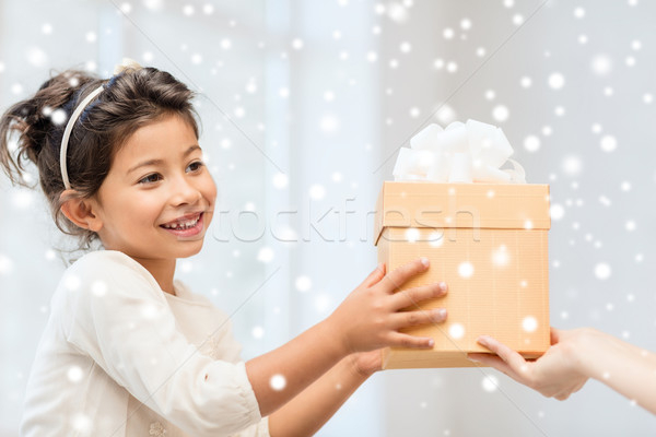 Gelukkig kind meisje geschenkdoos vakantie presenteert Stockfoto © dolgachov