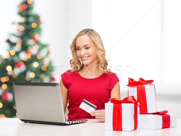 Mulher presentes computador portátil cartão de crédito natal Foto stock © dolgachov