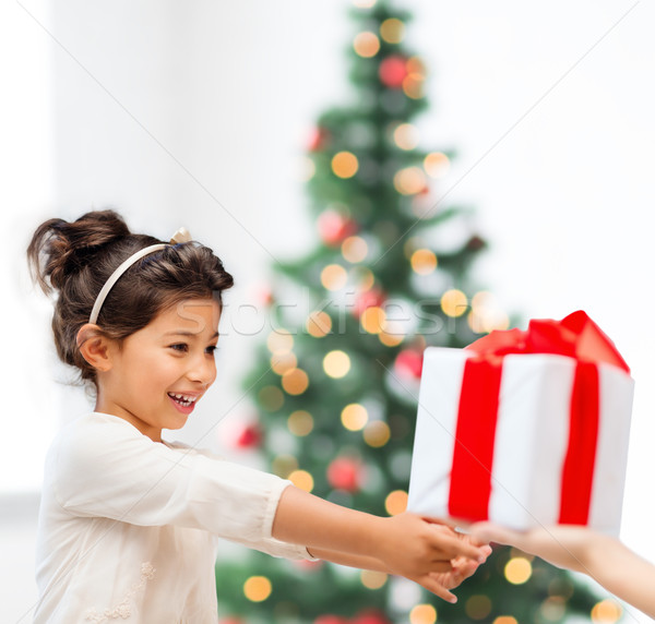Сток-фото: счастливым · ребенка · девушки · шкатулке · праздников · представляет