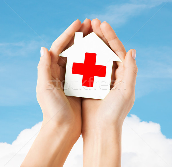 Ręce papieru domu czerwony krzyż opieki zdrowotnej Zdjęcia stock © dolgachov