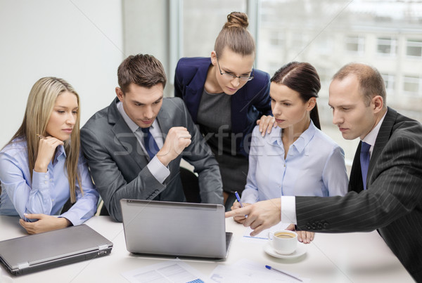 Echipa de afaceri laptop discuţie afaceri tehnologie birou Imagine de stoc © dolgachov