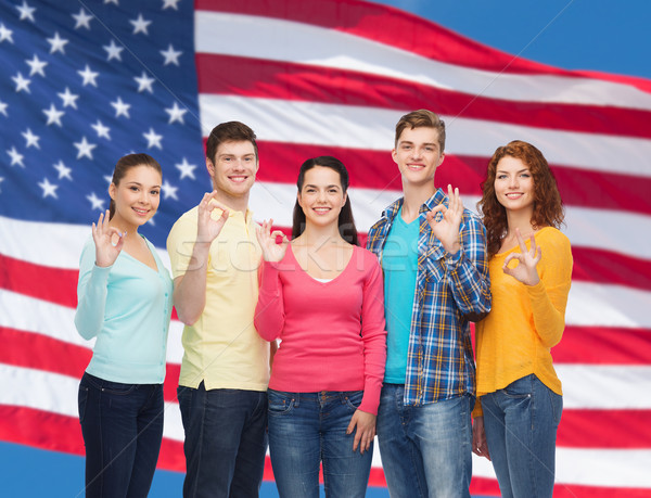 Groep glimlachend tieners Amerikaanse vlag vriendschap mensen Stockfoto © dolgachov