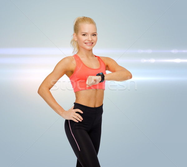 Mujer sonriente ritmo cardíaco supervisar mano fitness tecnología Foto stock © dolgachov