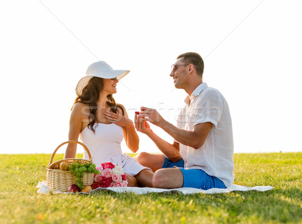 Stockfoto: Glimlachend · paar · klein · Rood · geschenkdoos · picknick