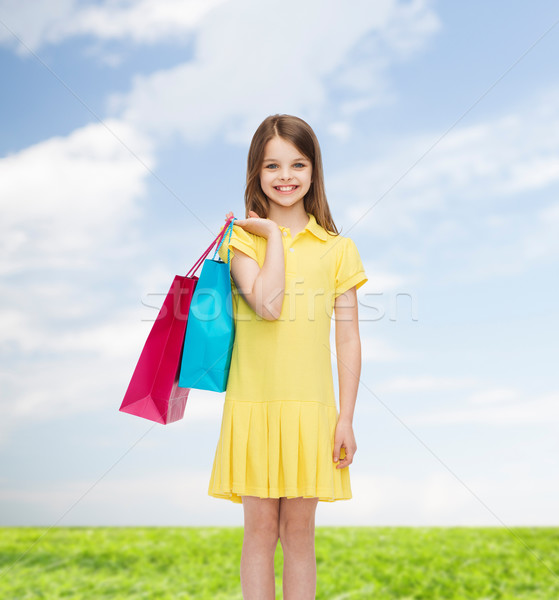 Foto stock: Sorridente · little · girl · vestir · compras · felicidade