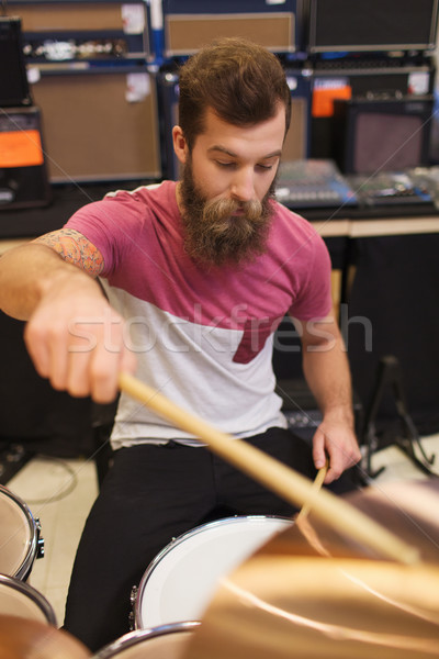 Masculino músico jogar música armazenar venda Foto stock © dolgachov