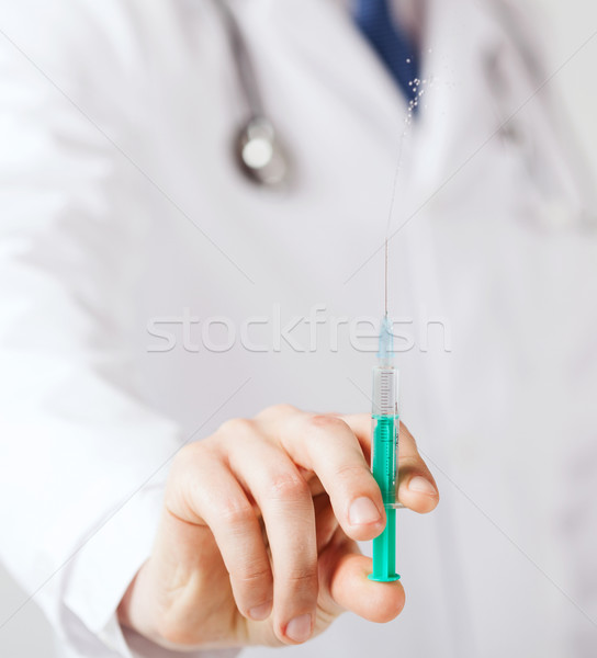 Masculin mână seringă injecţie asistenţă medicală Imagine de stoc © dolgachov