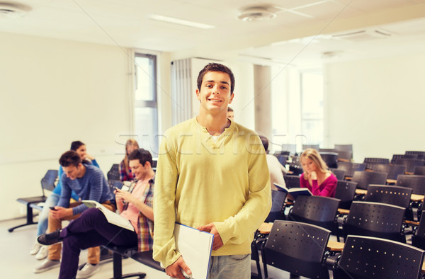 Grup zâmbitor studenţi prelegere hol educaţie Imagine de stoc © dolgachov