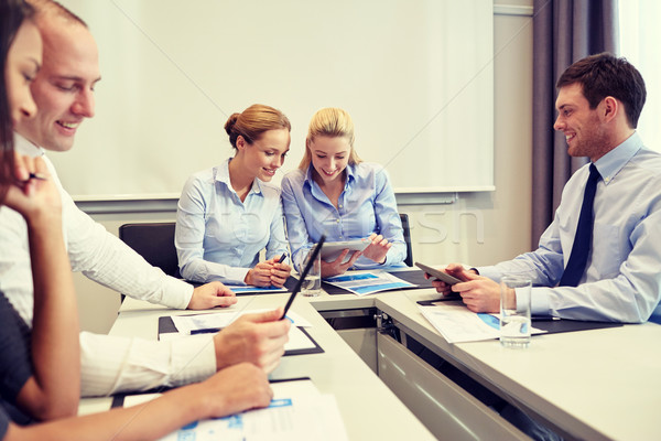 [[stock_photo]]: Souriant · gens · d'affaires · réunion · bureau · technologie · équipe · commerciale