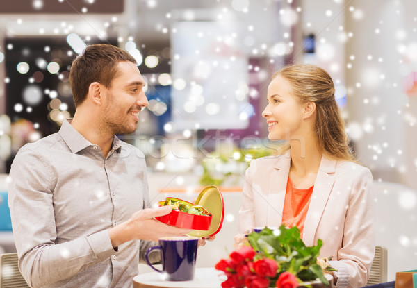 Foto stock: Feliz · Pareja · chocolate · cuadro · rosas · centro