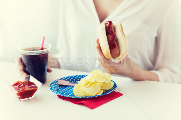 ストックフォト: 女性 · 食べ · ホットドッグ · コーラ · アメリカン