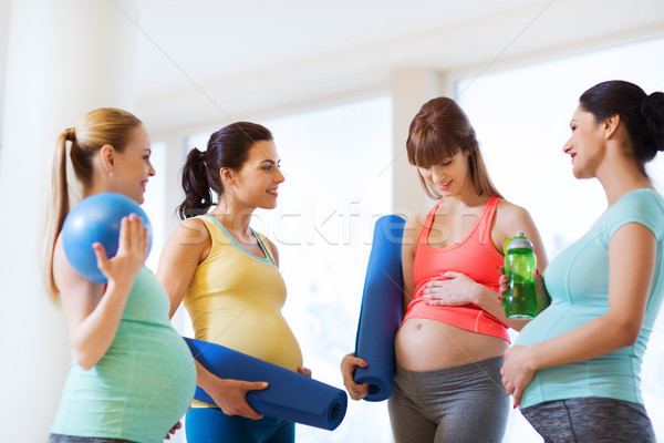 группа счастливым беременна женщины говорить спортзал Сток-фото © dolgachov