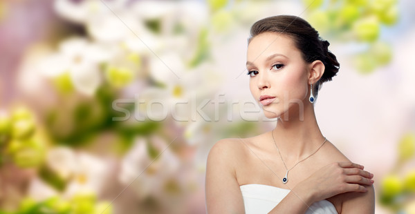 Hermosa Asia mujer pendiente belleza joyas Foto stock © dolgachov