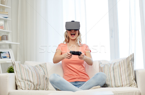 Femeie virtual realitate setul cu cască 3D tehnologie Imagine de stoc © dolgachov
