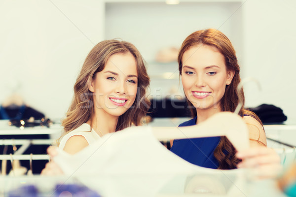 Gelukkig vrouwen kleding winkel verkoop Stockfoto © dolgachov
