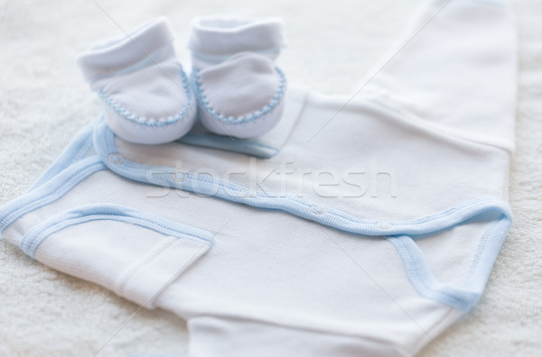 關閉 嬰兒 男孩 衣服 表 商業照片 © dolgachov