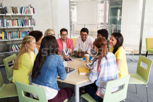 Grupy liceum studentów posiedzenia tabeli edukacji Zdjęcia stock © dolgachov