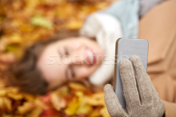 Mujer hojas de otoño toma temporada tecnología Foto stock © dolgachov