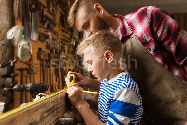 Baba oğul cetvel ölçmek ahşap atölye aile Stok fotoğraf © dolgachov