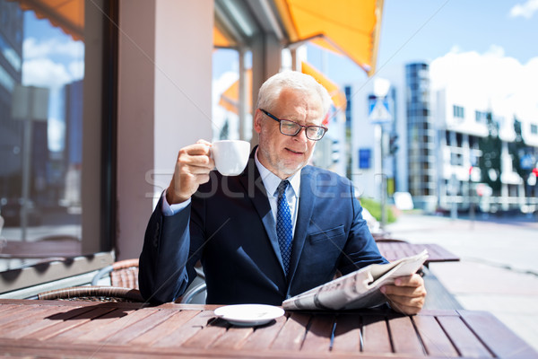 Foto d'archivio: Senior · imprenditore · giornale · bere · caffè · business