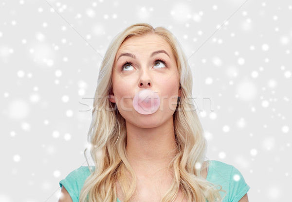 快樂 年輕女子 十幾歲的女孩 咀嚼 膠 情緒 商業照片 © dolgachov