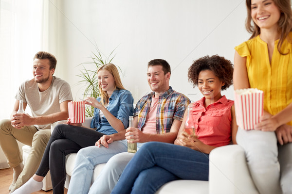 Gelukkig vrienden popcorn kijken tv home Stockfoto © dolgachov