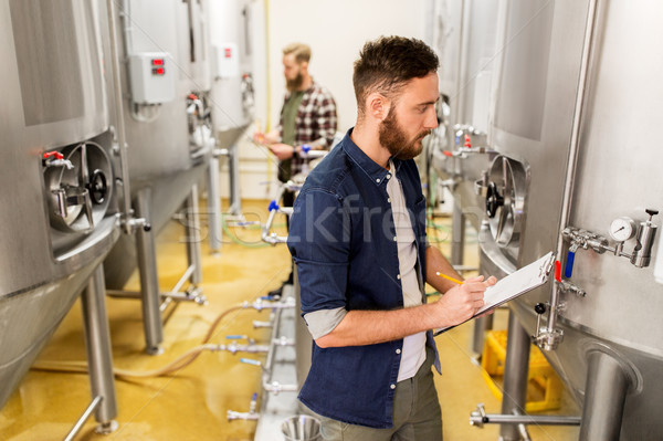 Bărbaţi clipboard fabrica de bere bere plantă oameni de afaceri Imagine de stoc © dolgachov
