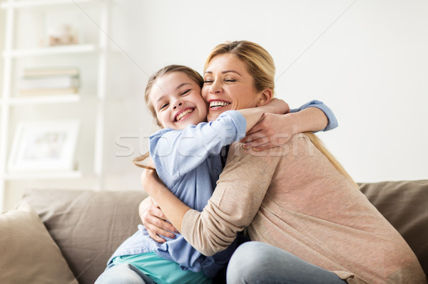 Feliz sonriendo familia sofá casa Foto stock © dolgachov