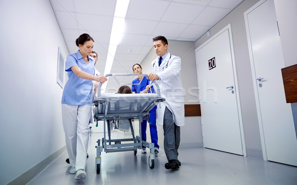 Pacient spital caz de urgenţă profesie oameni Imagine de stoc © dolgachov