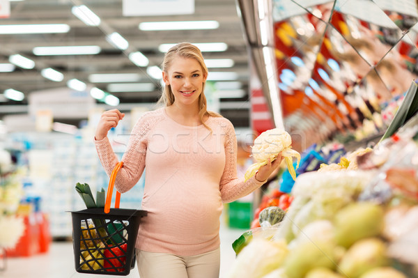 ストックフォト: 幸せ · 妊婦 · 買い · カリフラワー · 食料品 · 販売