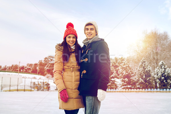 Fericit cuplu patinaj în aer liber oameni Imagine de stoc © dolgachov