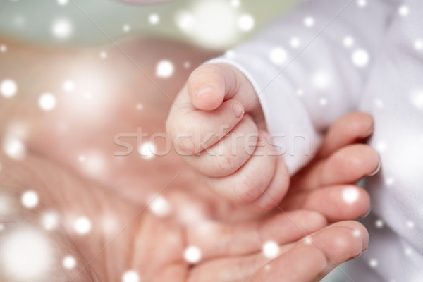 Közelkép anya újszülött baba kezek család Stock fotó © dolgachov