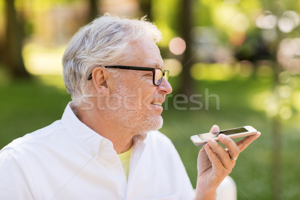 Bătrân voce comanda smartphone tehnologie Imagine de stoc © dolgachov