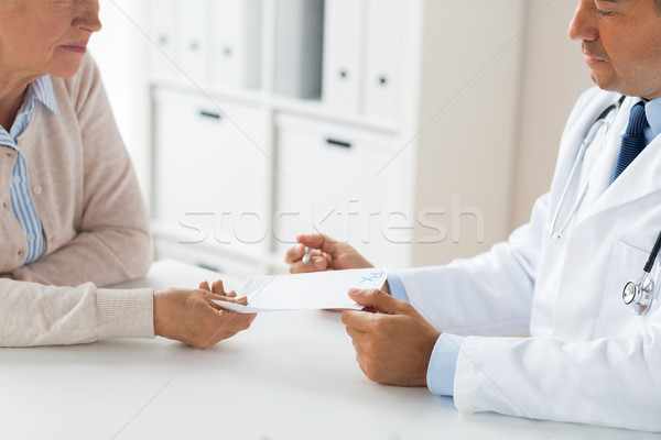 Vrouw arts recept kliniek geneeskunde leeftijd Stockfoto © dolgachov