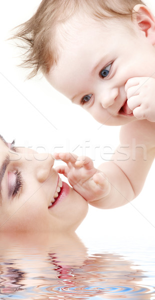 快樂 嬰兒 男孩 觸摸 媽媽 圖片 商業照片 © dolgachov