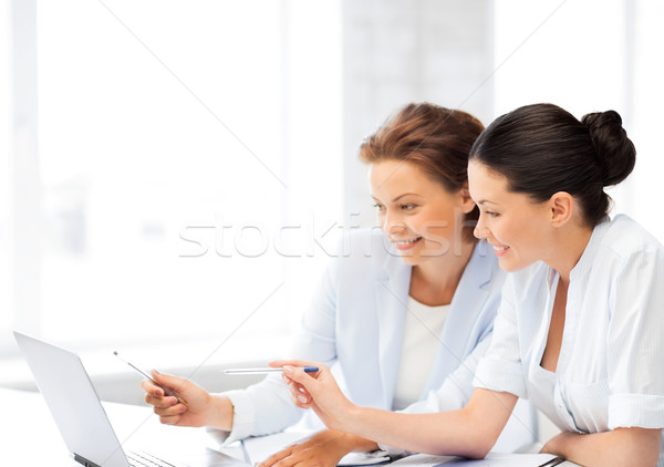 Imprenditrici lavoro laptop ufficio due sorridere Foto d'archivio © dolgachov