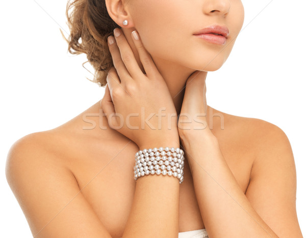 Femeie frumoasa perla cercei bratara frumuseţe bijuterii Imagine de stoc © dolgachov