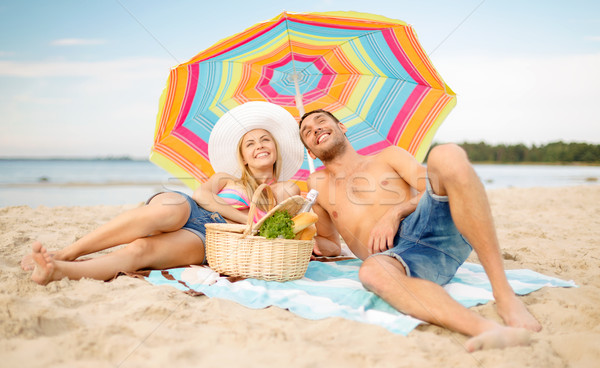 Foto stock: Sorridente · casal · banhos · de · sol · praia · verão · férias