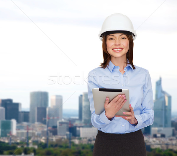 Jonge glimlachend zakenvrouw witte helm gebouw Stockfoto © dolgachov