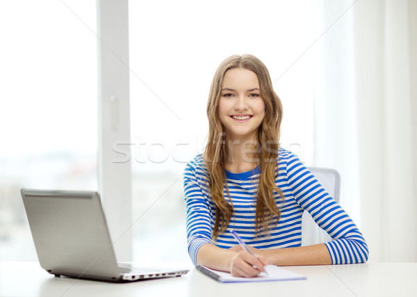 Foto stock: Sorridente · computador · portátil · caderno · educação · tecnologia