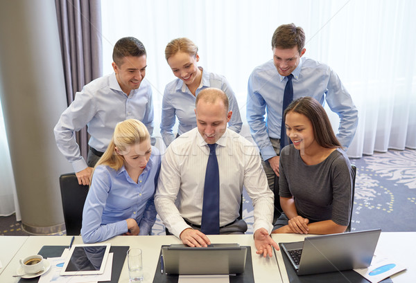 [[stock_photo]]: Souriant · gens · d'affaires · portable · bureau · technologie · travail · d'équipe