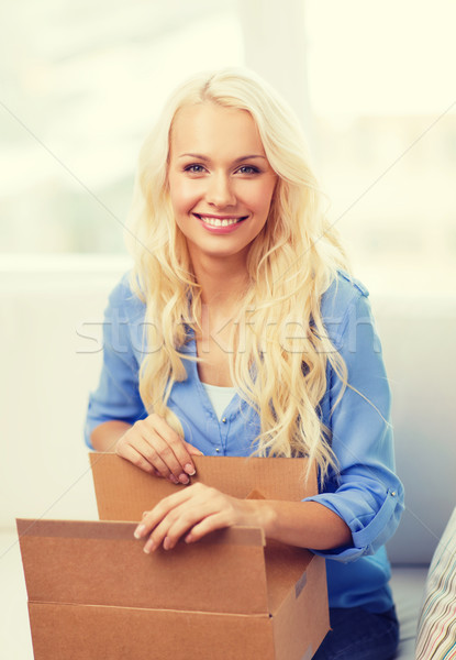 Sonriendo apertura caja de cartón casa post Foto stock © dolgachov