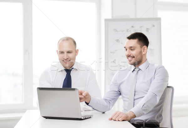 Foto stock: Dois · sorridente · empresários · laptop · escritório · negócio