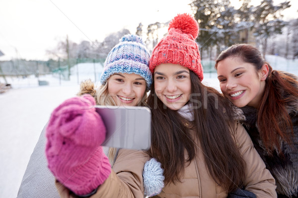 Szczęśliwy nastolatki smartphone ludzi przyjaźni Zdjęcia stock © dolgachov