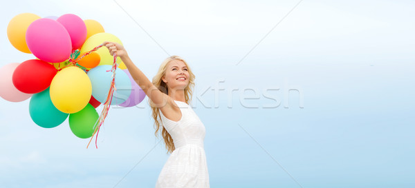 Zdjęcia stock: Uśmiechnięta · kobieta · kolorowy · balony · na · zewnątrz · lata · wakacje